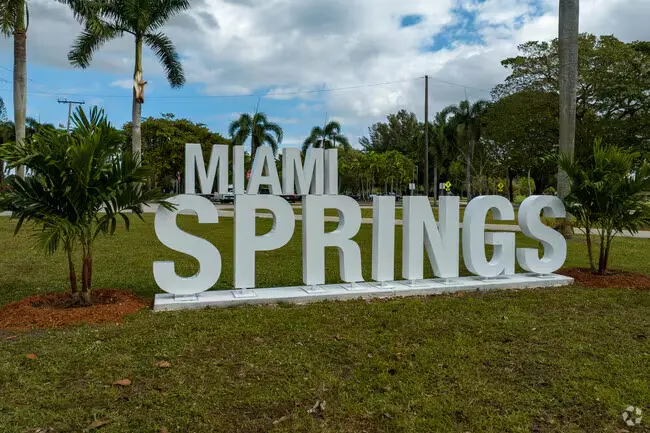 365 N Royal Poinciana Blvd — photograph 11